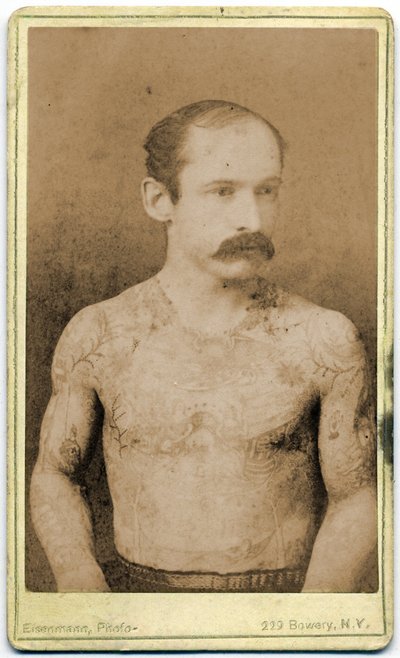 Carta da visita di un uomo tatuato, c.1899 da Charles Eisenmann